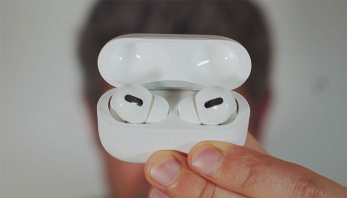 Les Airpods pro et leur boîte, qui tient dans la poche