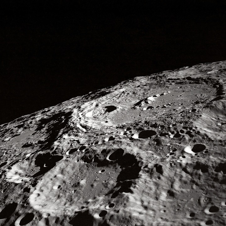  La Lune en partie formée par des impacts de météorites géantes ?