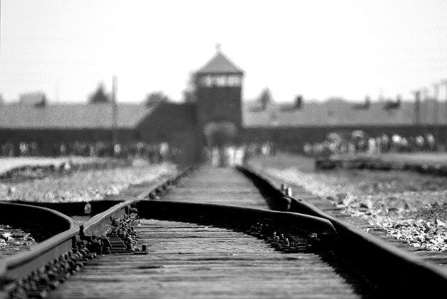 Une photo prise devant le camp d'Auschwitz