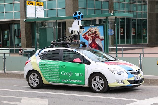 Une Google Car en train de se promener sur les routes du monde