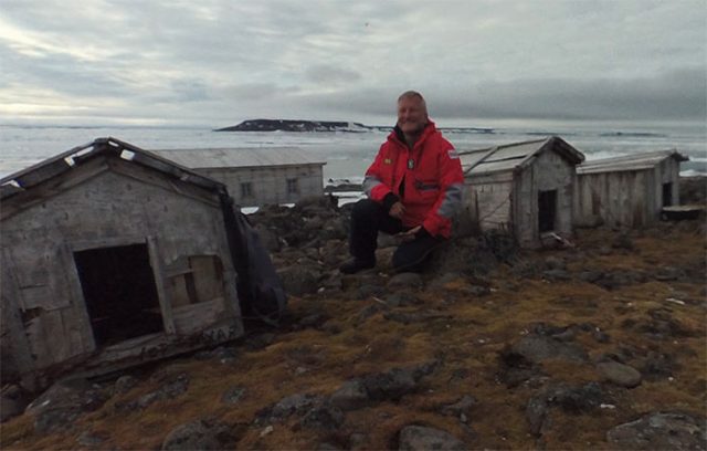 En Russie, il existe de toutes petites maisons sur une plage