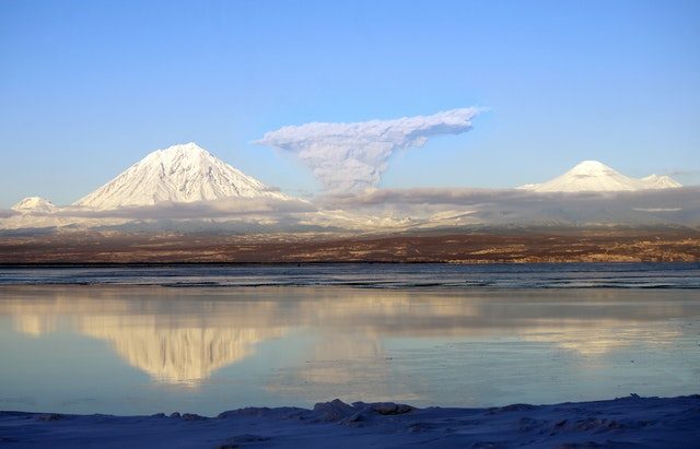 Un volcan au loin
