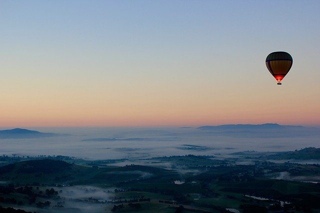 Un ballon volant dans le ciel