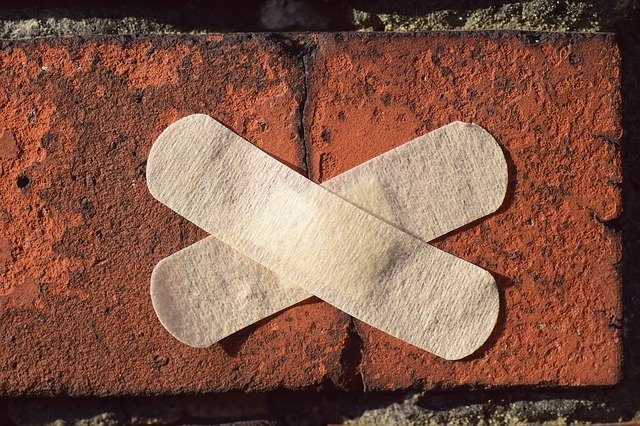 Un pansement collé sur un mur