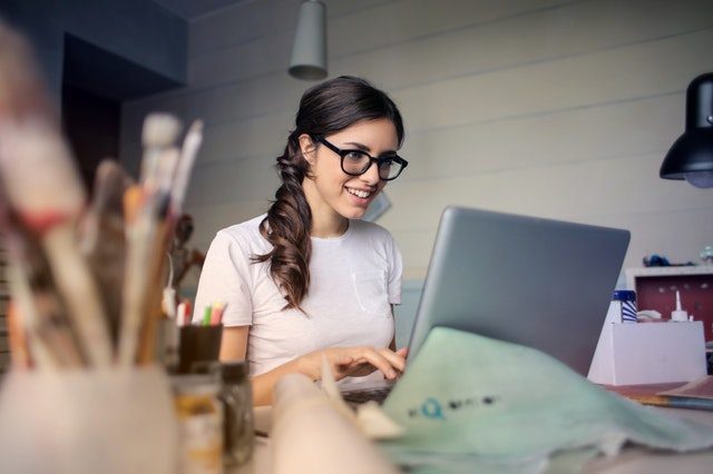 Une femme utilisant un ordinateur portable