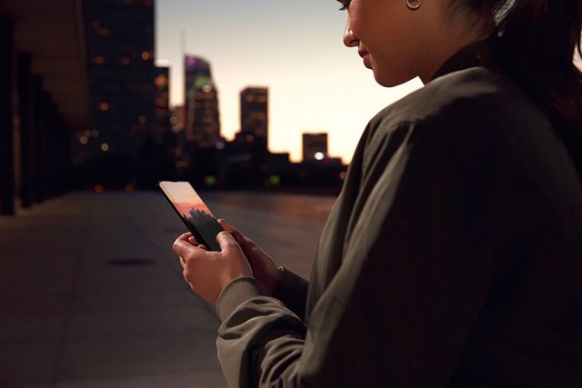 L'écran recouvre les bordures du téléphone