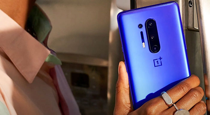 Le OnePlus 8 Pro en version bleue mate