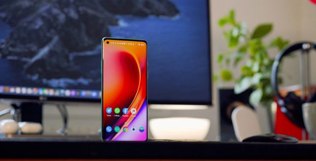 Le OnePlus 8 et son magnifique écran poinçonné.