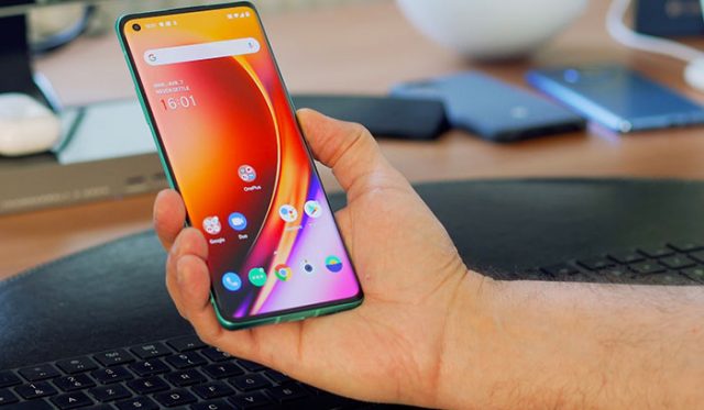 Le OnePlus 8 est extrêmement confortable en main