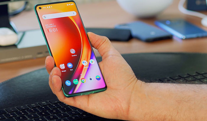 Le OnePlus 8 est extrêmement confortable en main