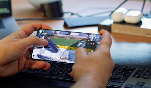 La dalle atteint les 90 Hz en taux de rafraichissement, contre 120 Hz pour le OnePlus 8 Pro