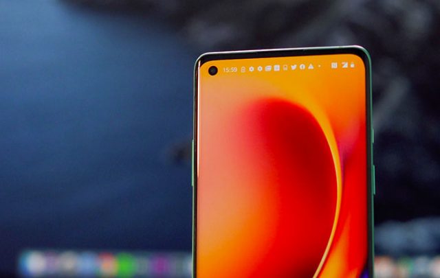Le poinçon du OnePlus 8, que vous oublierez très vite