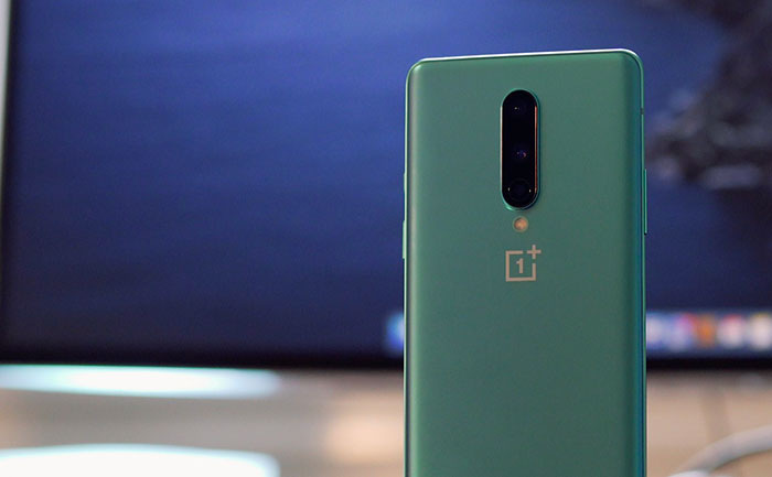 Le dos du OnePlus 8, un vert mat sur ce modèle.