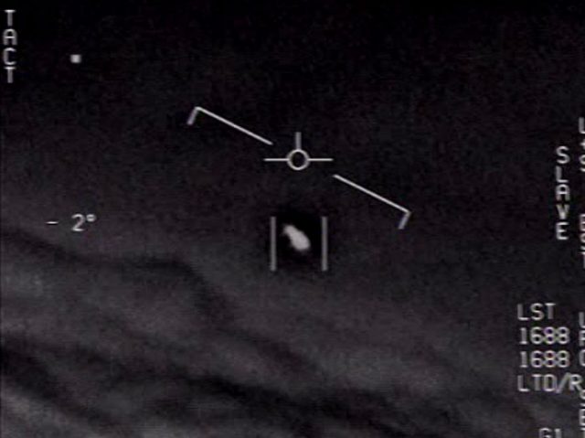 Le Pentagone a rendues publiques trois vidéos montrant des objets volants non identifiés - capture vidéo