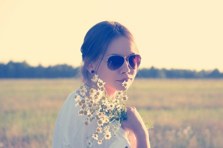 Une jeune fille avec des lunettes de soleil