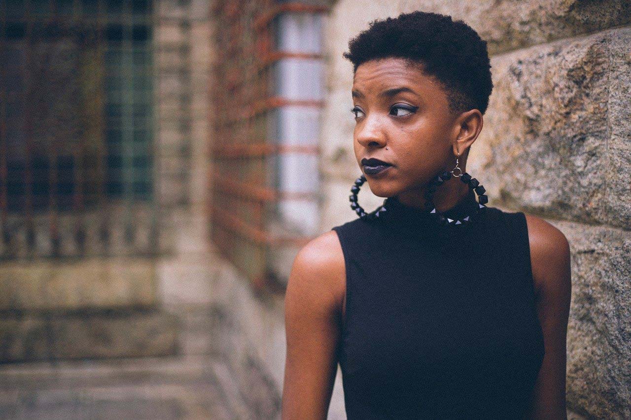 Une jeune fille marchant dans la rue