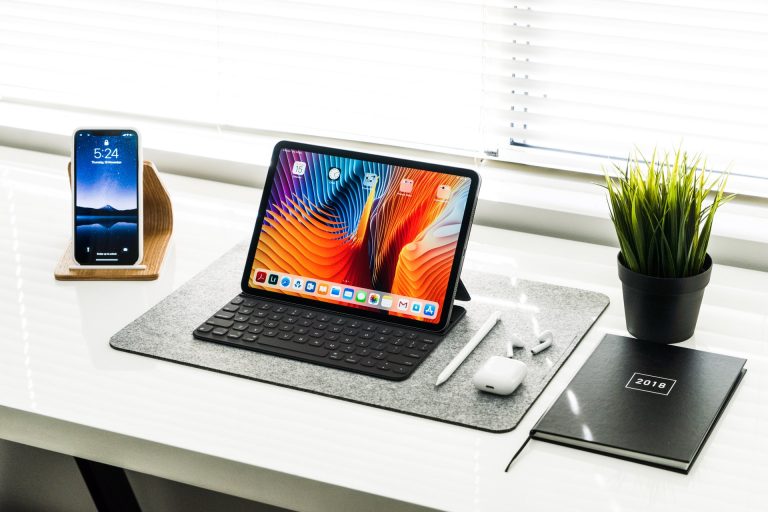 Un iPad Pro dans sa housse clavier