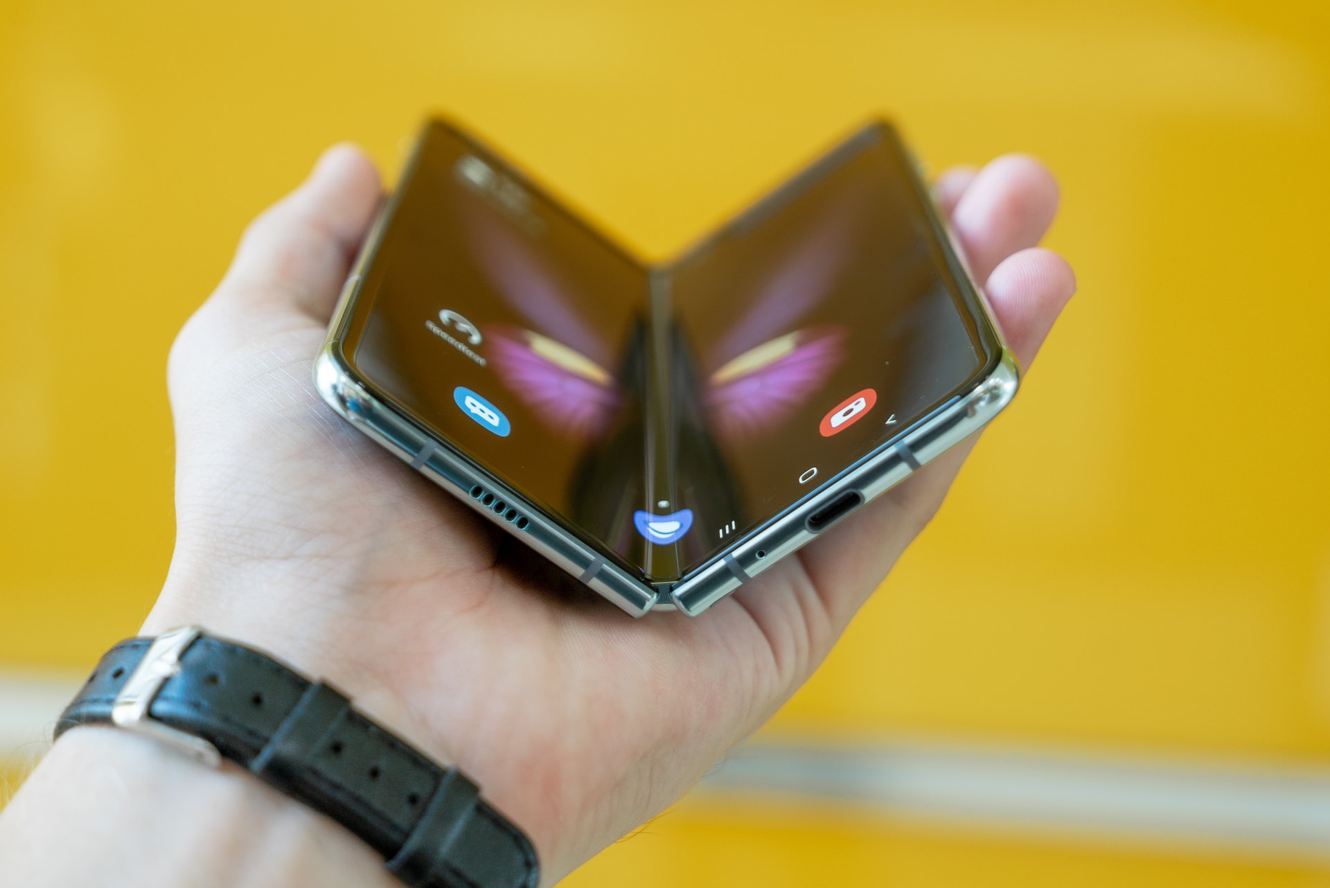 Un Galaxy Fold à moitié ouvert