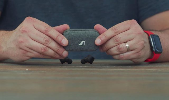 La boîte est assez petite pour se glisser au fond d'une poche