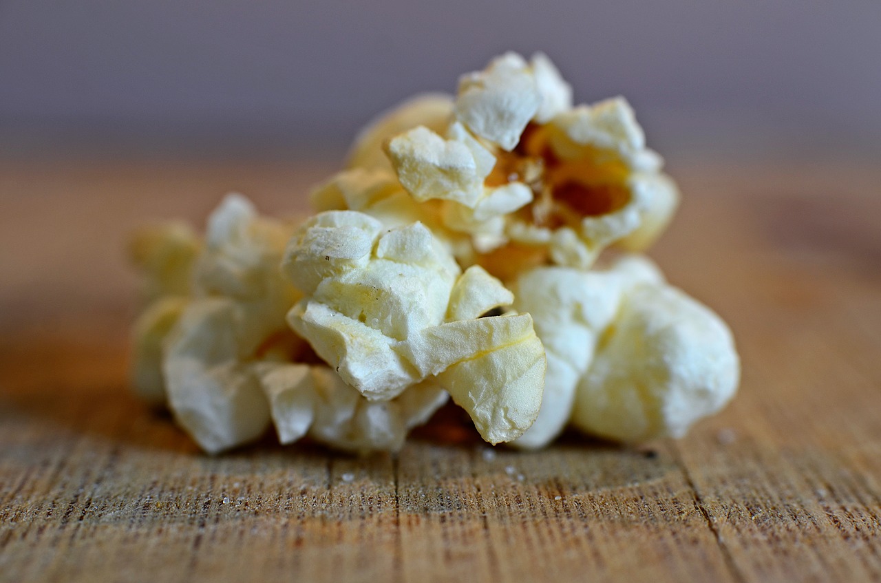 Du popcorn sur une table