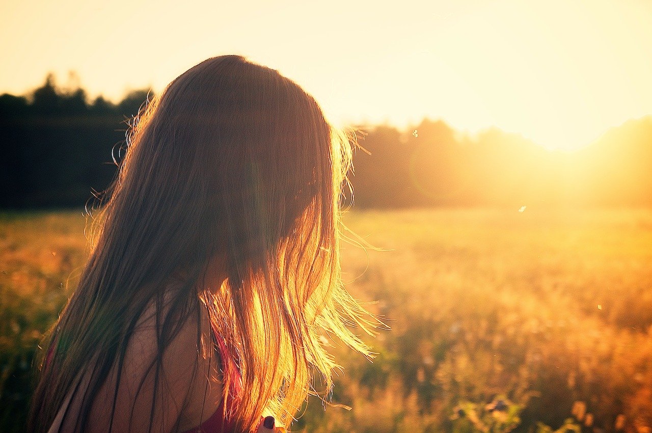 Une jeune fille baignée par la lumière du soleil