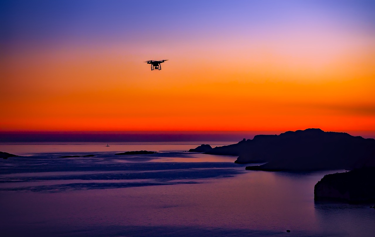 Un drone volant dans le soleil couchant