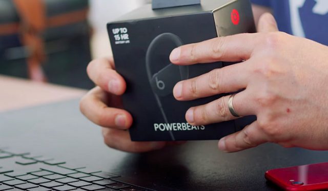 La boîte des PowerBeats 4, très classe