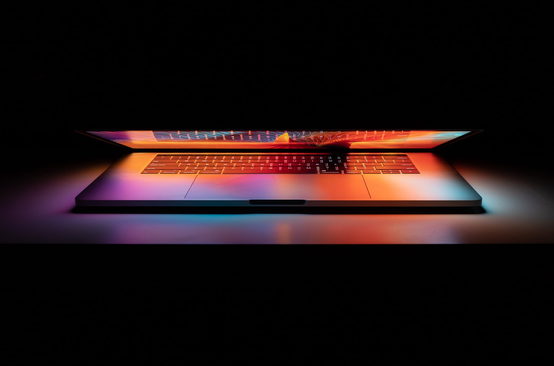 Un MacBook Pro à moitié ouvert