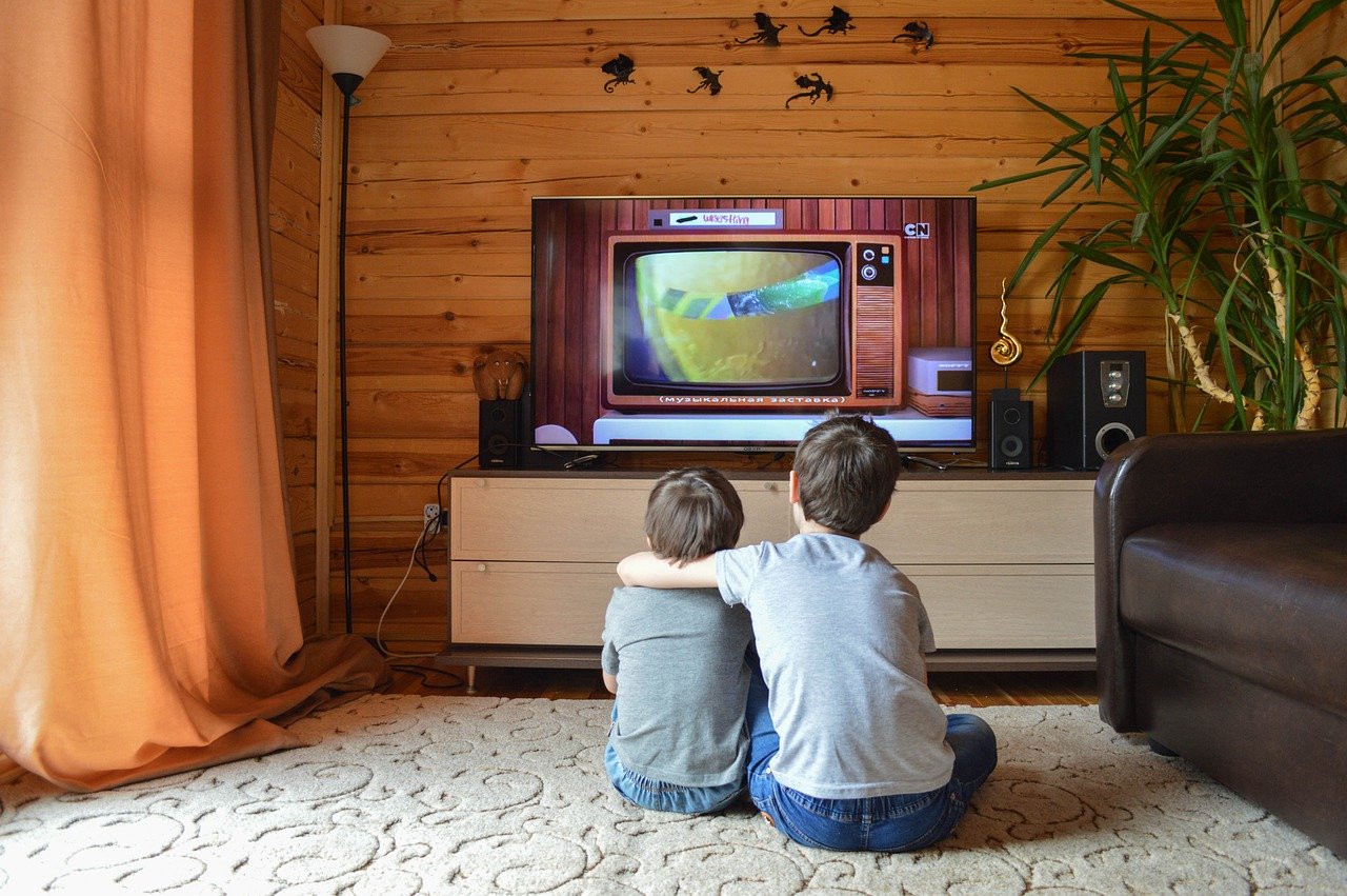 Des enfants devant un vieux téléviseur