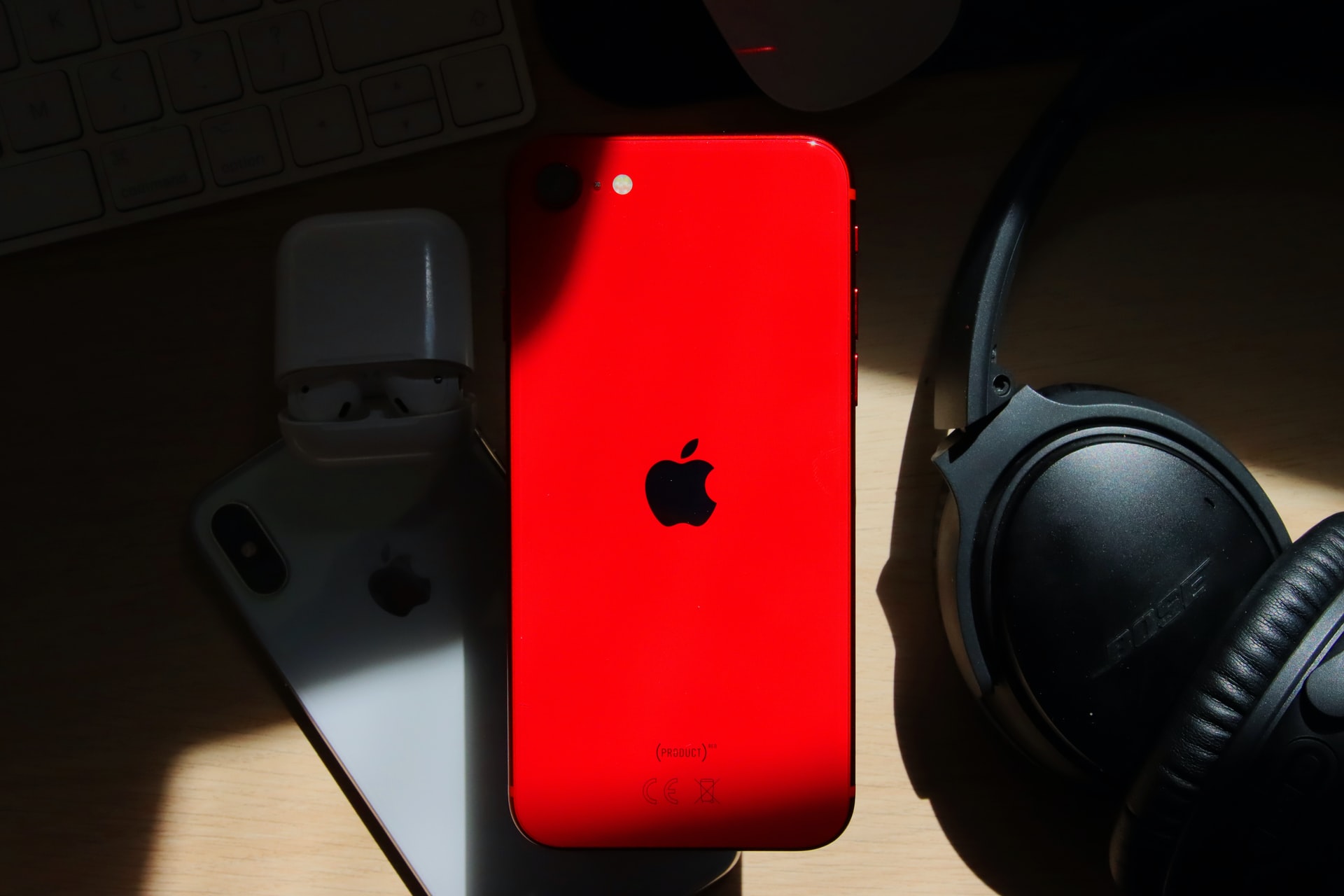 L'iPhone SE (2020) rouge en pleine action