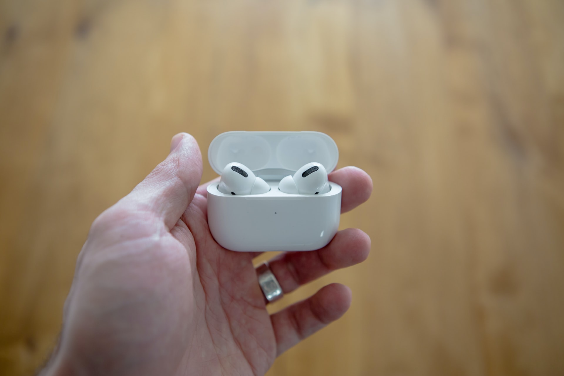 Les AirPods Pro en main