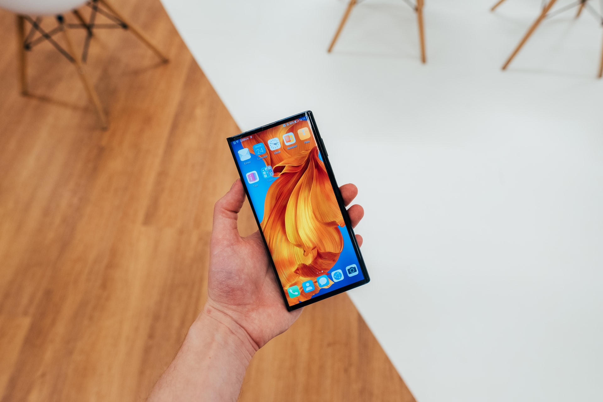 Le Huawei Mate X, un smartphone pliant très looké