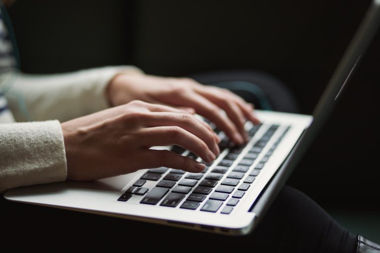 Une femme tapant sur un clavier