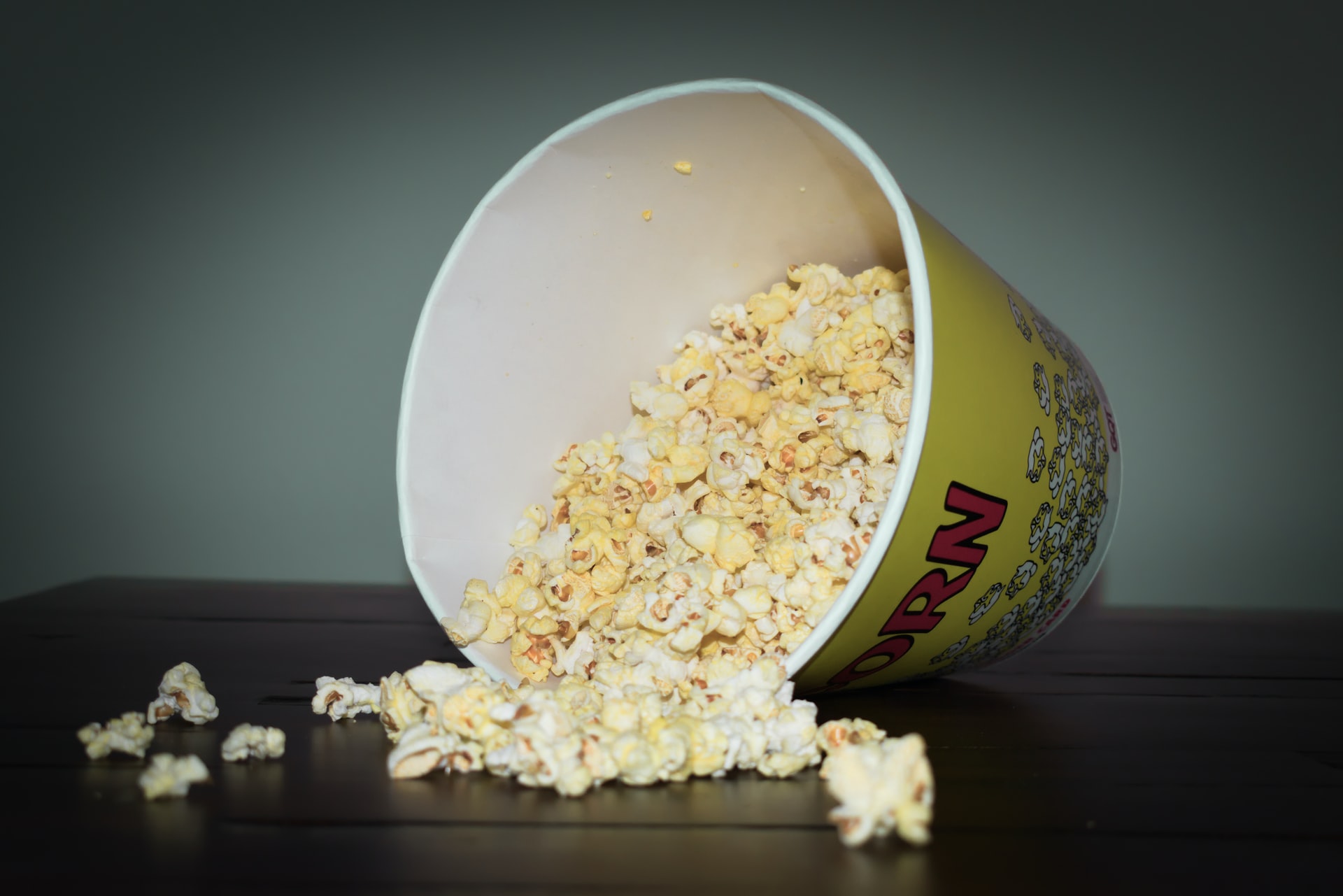 Un bol de popcorn à moitié renversé