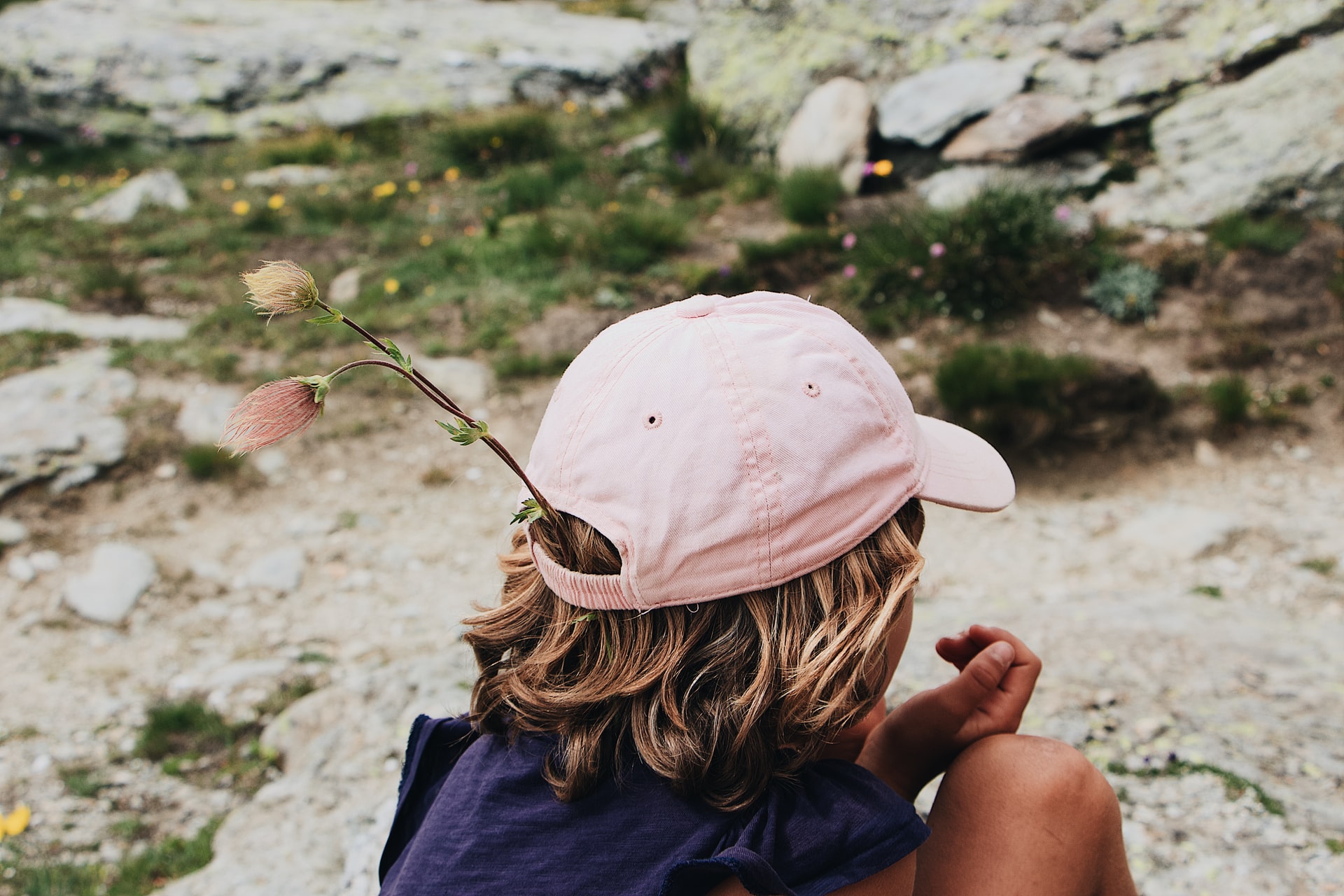 Un enfant photographié de dos