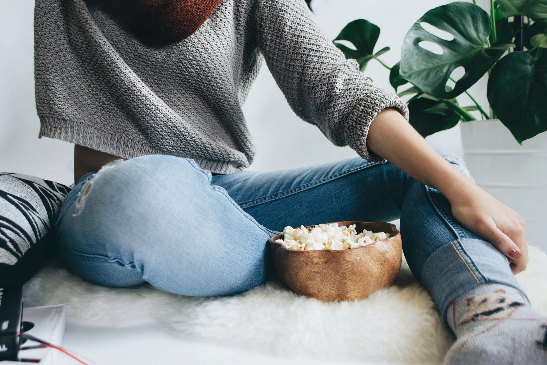 Un bol de popcorn devant une bonne série, quoi de mieux ?