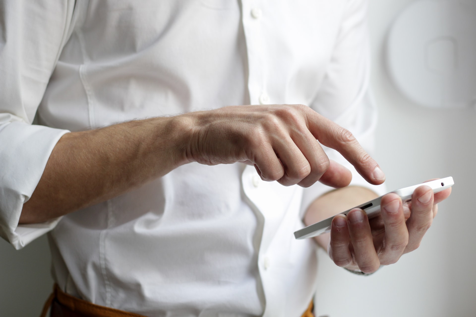 Un homme utilisant un smartphone