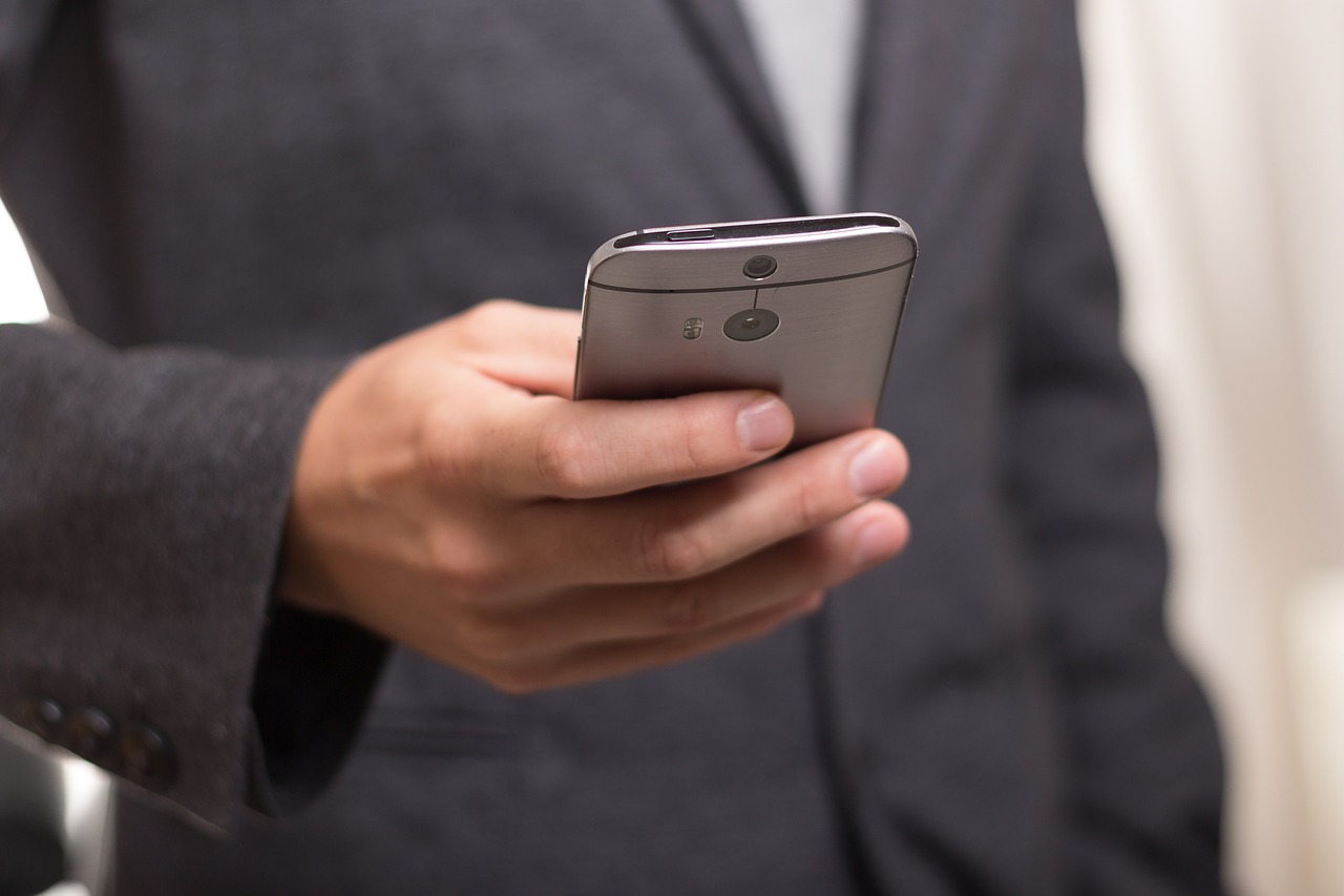 Un homme qui utilise un smartphone