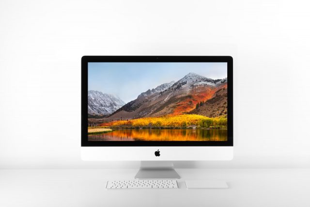 Un iMac posé sur un bureau