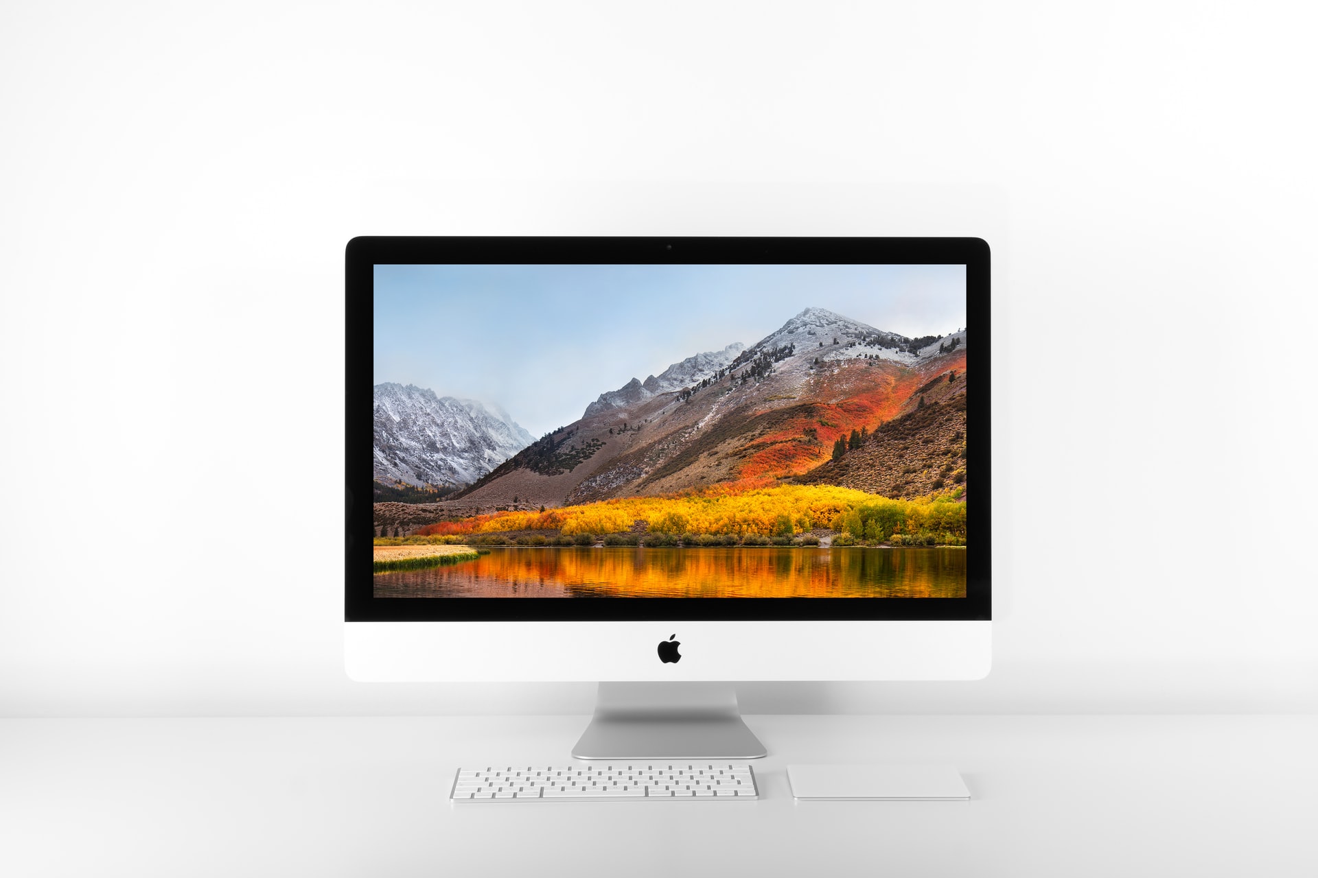 Un iMac posé sur un bureau