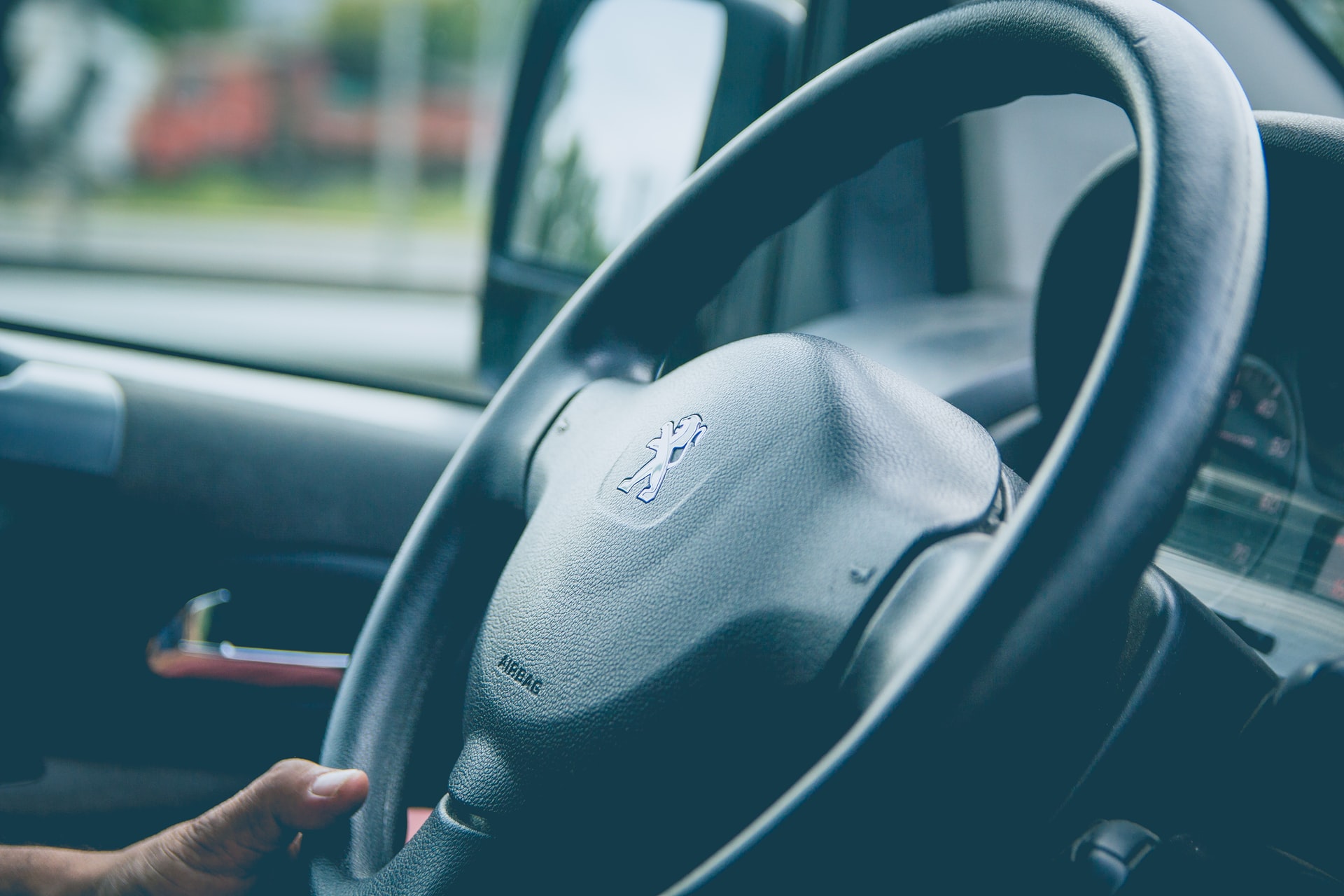 Le volant d'une Peugeot