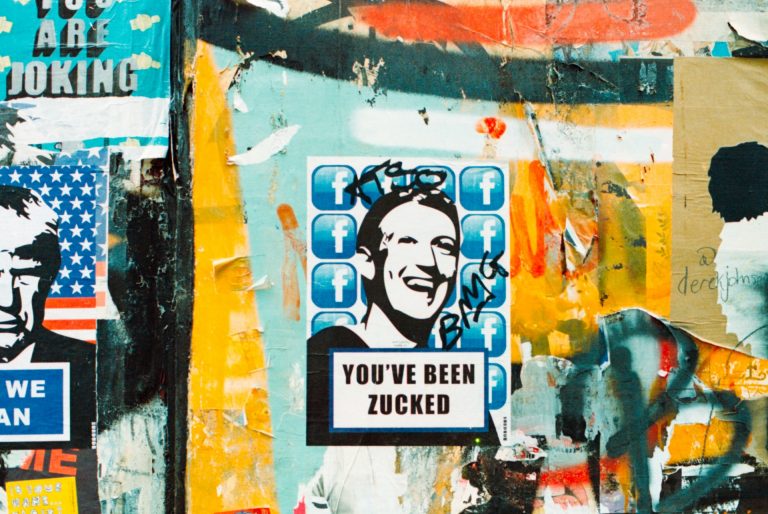 Une graffiti de Mark Zuckerberg