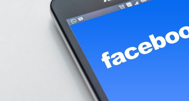 Un écran e téléphone avec le logo de Facebook