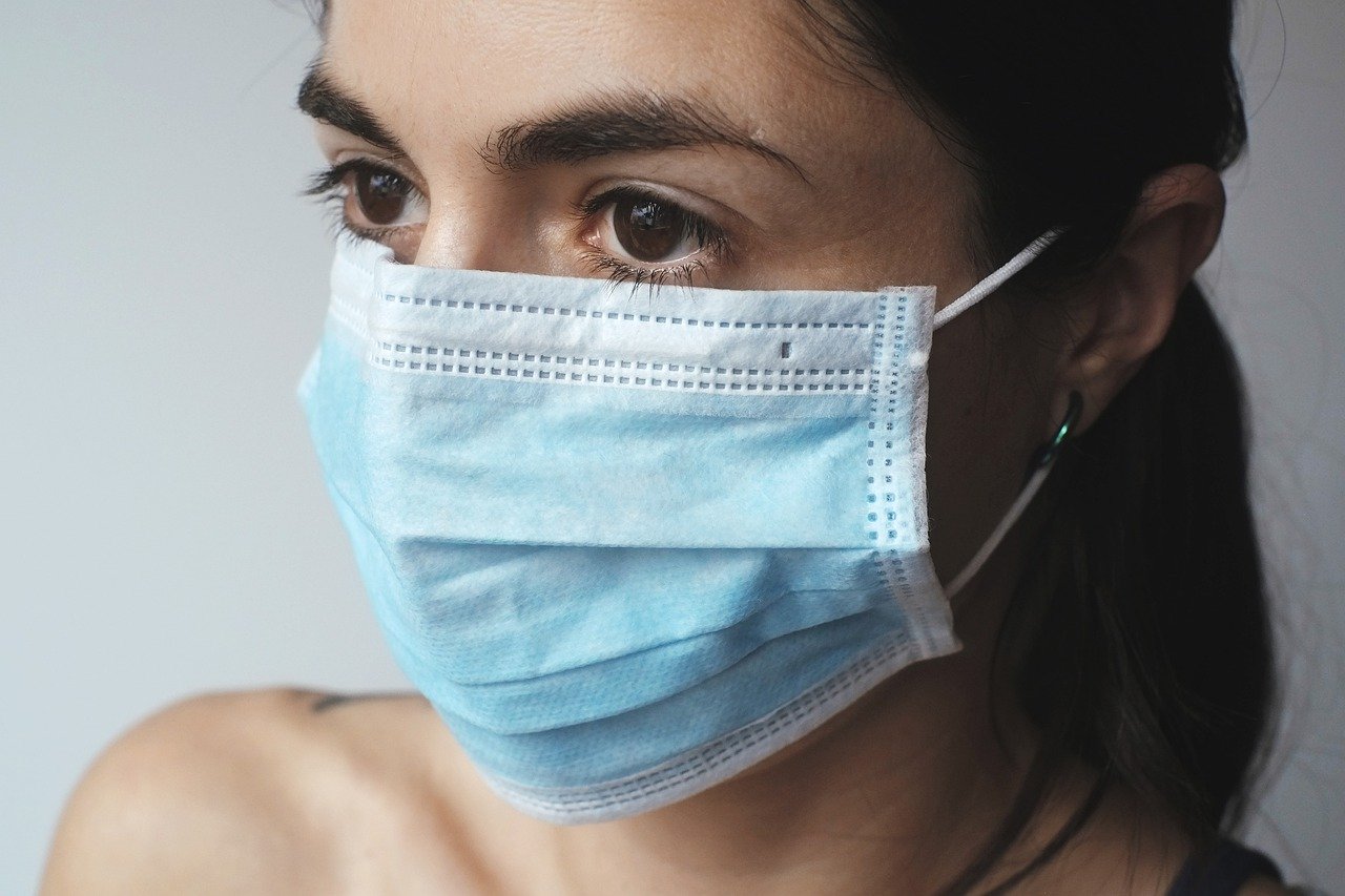 Une femme portant un masque pour se protéger du coronavirus