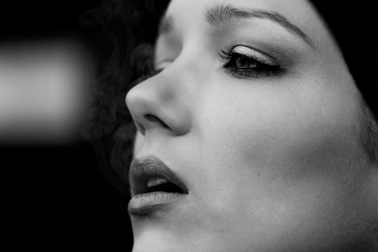 Une femme qui expire de l'air