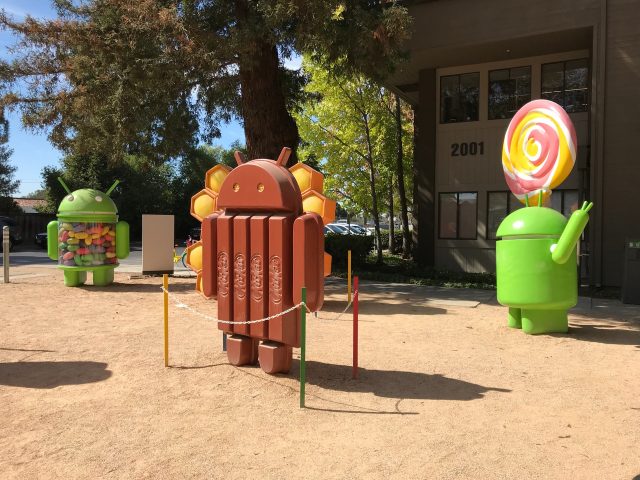 Une photo des statues Android