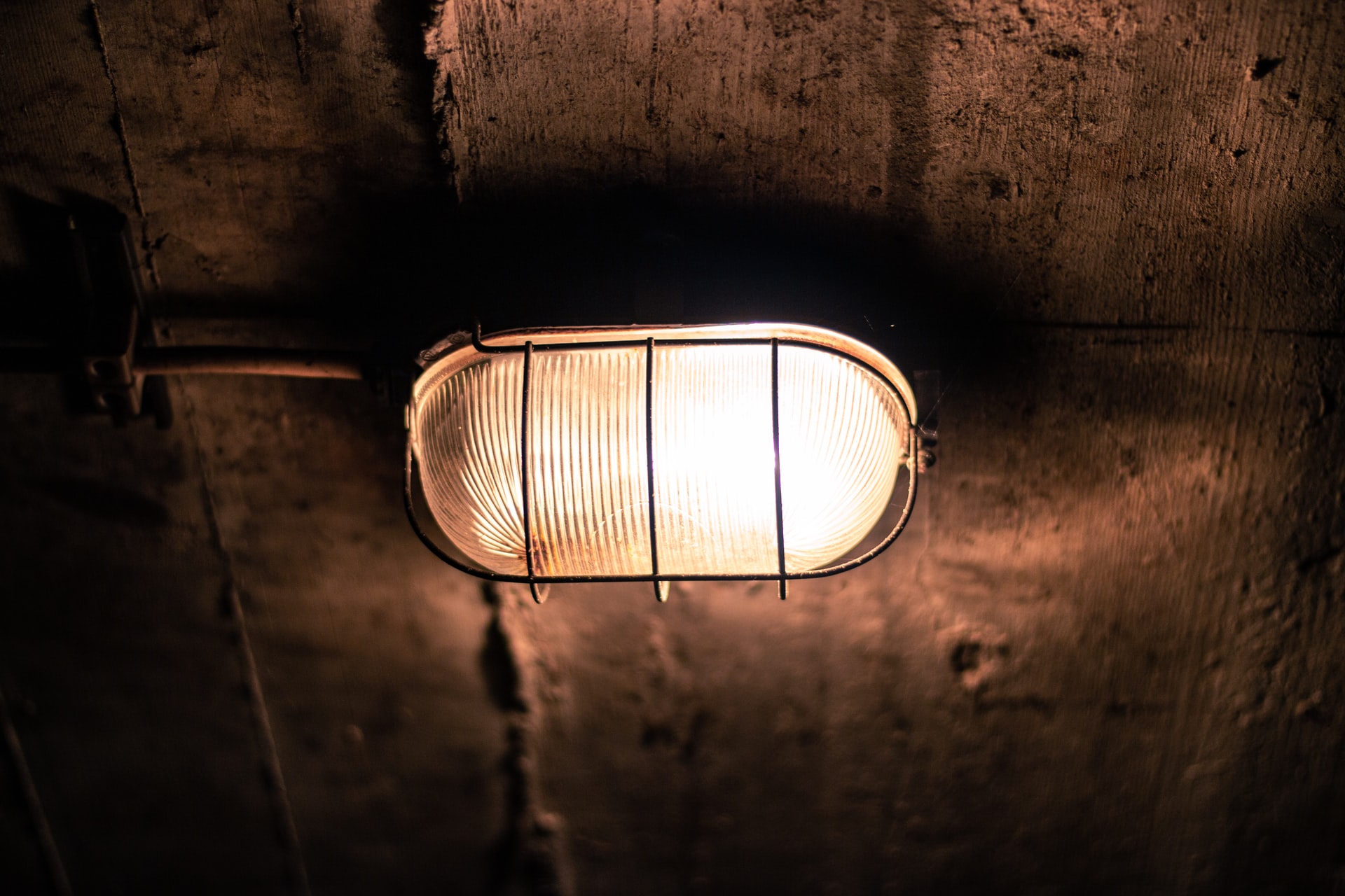Une vieille lampe de bunker
