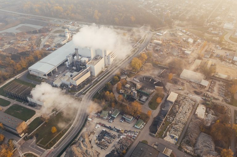 Fumée sui sort des cheminées d'une usine