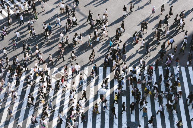 Des gens en train de traverser la rue