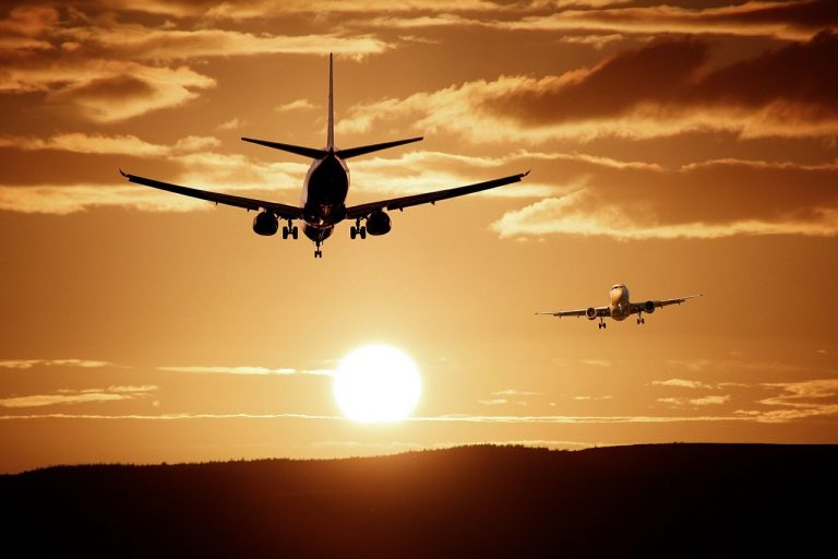 Des avions sur fond de coucher de soleil